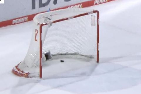 Ein Puck, einsam im Tor.