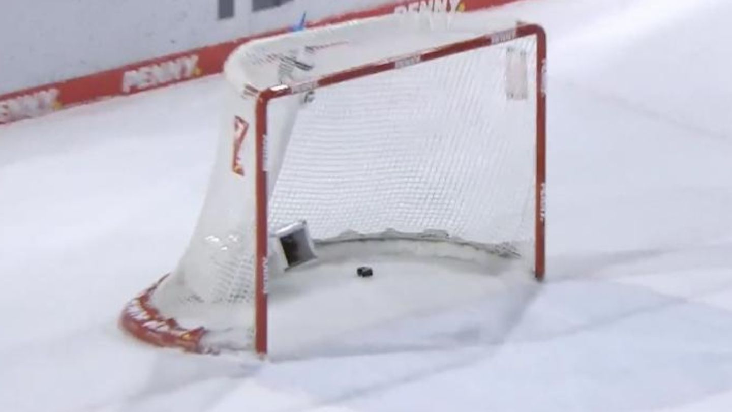 Premiere-in-der-DEL-Historischer-Treffer-Goalie-trifft-leeres-Tor-aus-unglaublicher-Distanz
