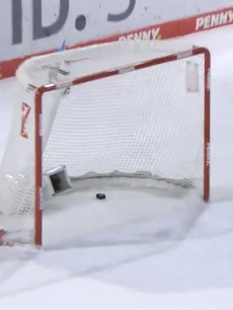 Ein Puck, einsam im Tor.