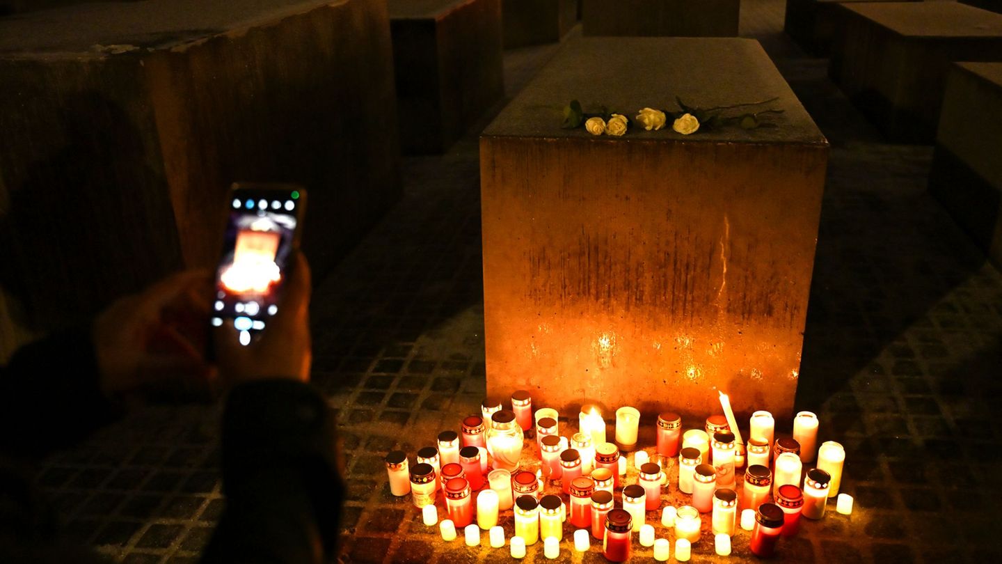 Kerzen stehen vor dem Holocaust-Denkmal für die ermordeten Juden Europas im Rahmen einer Veranstaltung. Foto: Markus Lenhardt/dp