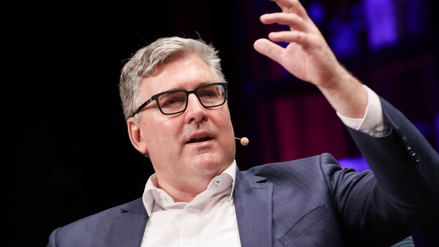 Eintracht Frankfurt befindet sich nach Angaben von Vorstandssprecher Axel Hellmann bei der Trainersuche auf der Zielgeraden. (Ar