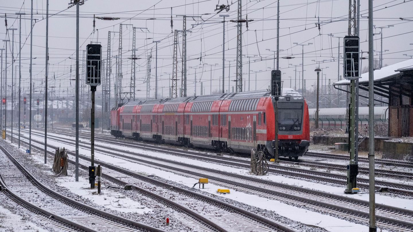 Schnee und Eis haben der Bahn zu schaffen gemacht. Foto: Stefan Sauer/dpa