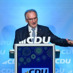 Nötig sei ein klares Signal für Politik aus der Mitte, sagte Reiner Haseloff (CDU) beim Neujahrsempfang der CDU in Magdeburg. Fo
