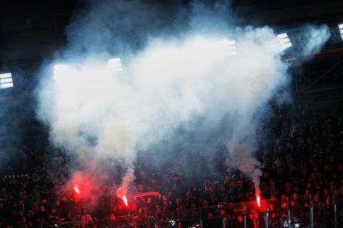 Die Fans von Eintracht Frankfurt sorgen mit ihren Ausschreitungen immer wieder für Ärger. (Archivbild) Foto: Joan Monfort/AP/dpa