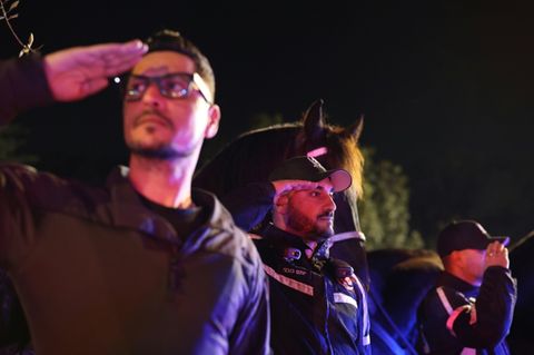 Polizisten würdigen Gvili in Tel Aviv