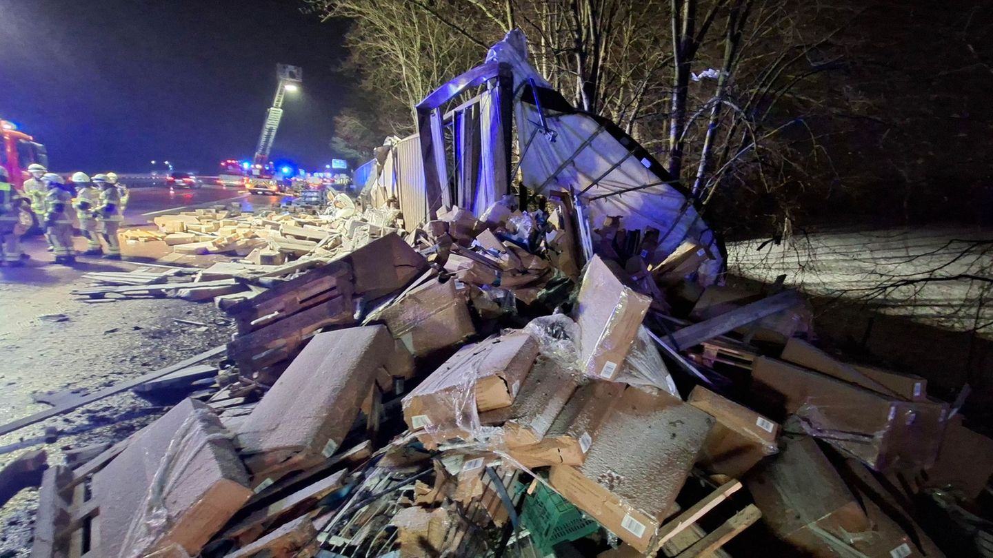 Unf-lle-Lkw-kommt-auf-A1-von-Fahrbahn-ab-Fahrer-schwer-verletzt