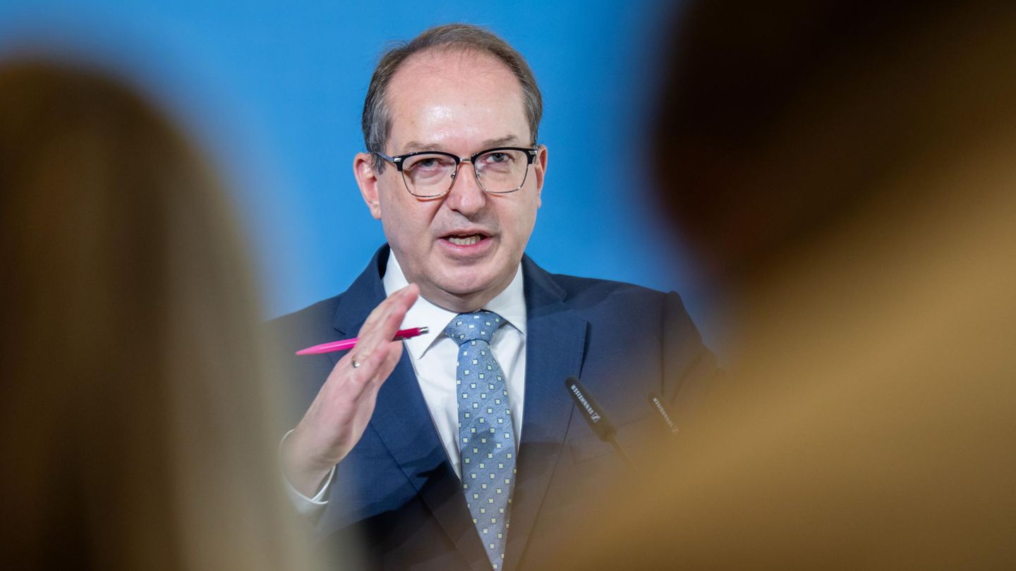 Ginge es nach Alexander Dobrindt soll der deutsche Inlandsgeheimdienst stärker gegen Linksextremismus vorgehen