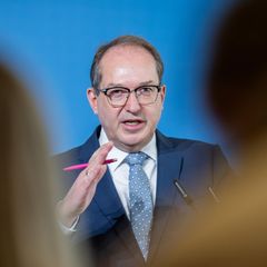 Ginge es nach Alexander Dobrindt soll der deutsche Inlandsgeheimdienst stärker gegen Linksextremismus vorgehen