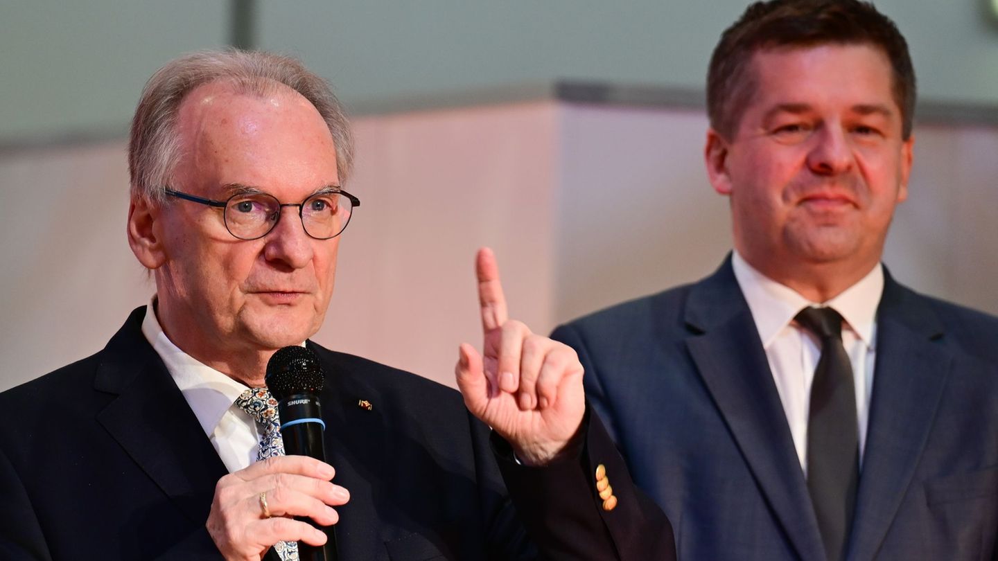 Reiner Haseloff (links) will seinem bisherigen Wirtschaftsminister Sven Schulze (CDU) ermöglichen, als Ministerpräsident und nic