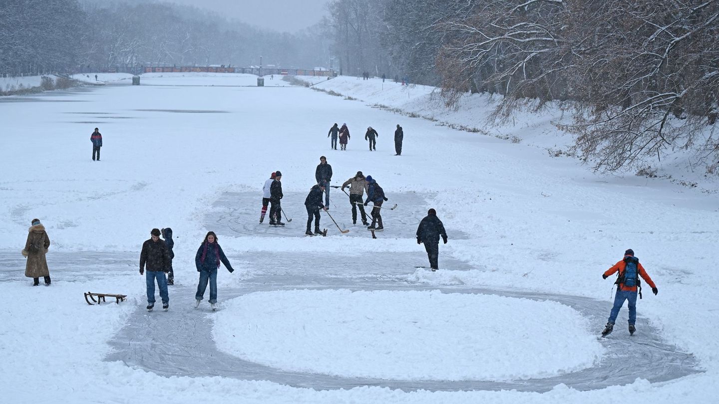 Die schönen Seiten des Winters: Schlittschuhlaufen in Leipzig. Foto: David Hammersen/dpa