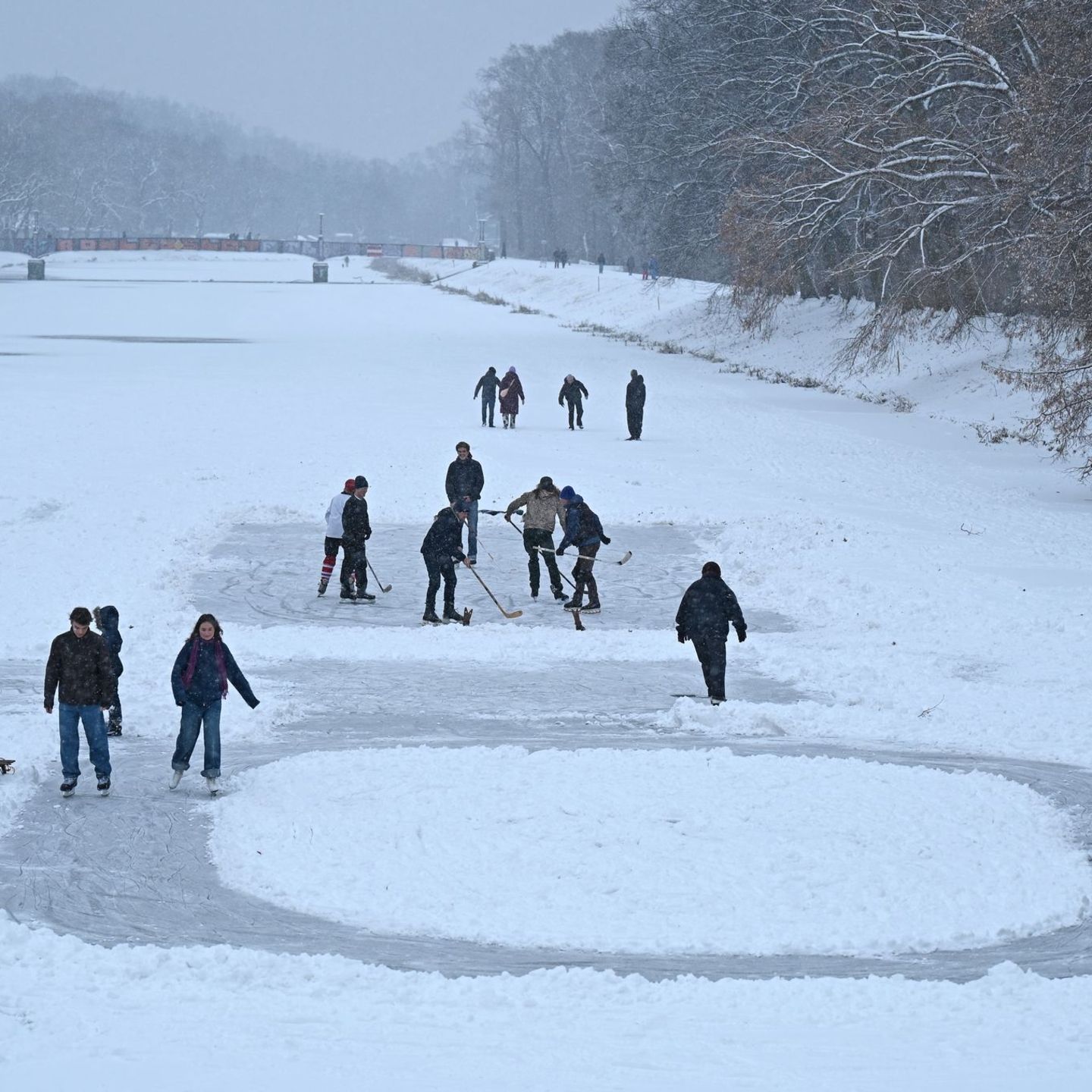 Die schönen Seiten des Winters: Schlittschuhlaufen in Leipzig. Foto: David Hammersen/dpa