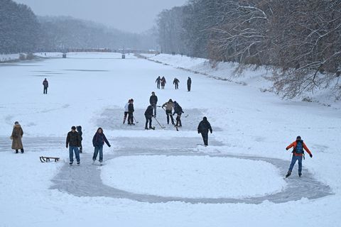 Die schönen Seiten des Winters: Schlittschuhlaufen in Leipzig. Foto: David Hammersen/dpa