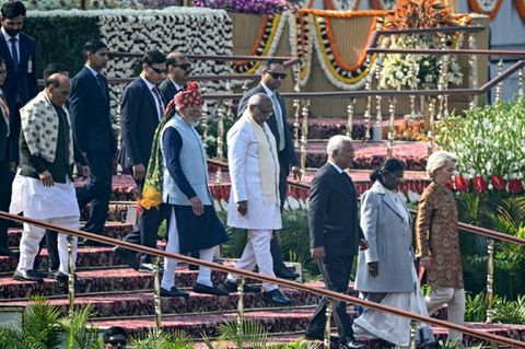 Von der Leyen (r.) und Costa (vorne l.) in Neu Delhi