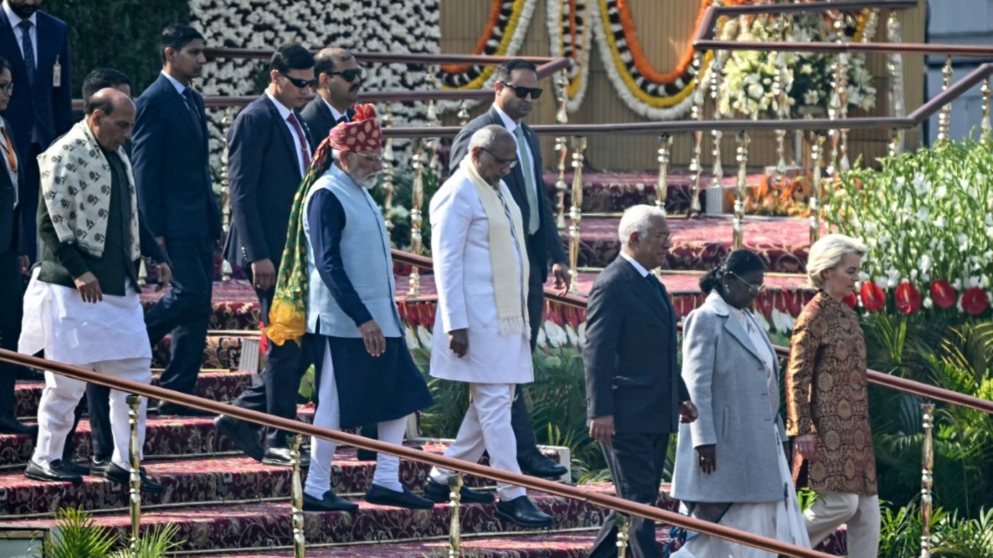 Von der Leyen (r.) und Costa (vorne l.) in Neu Delhi