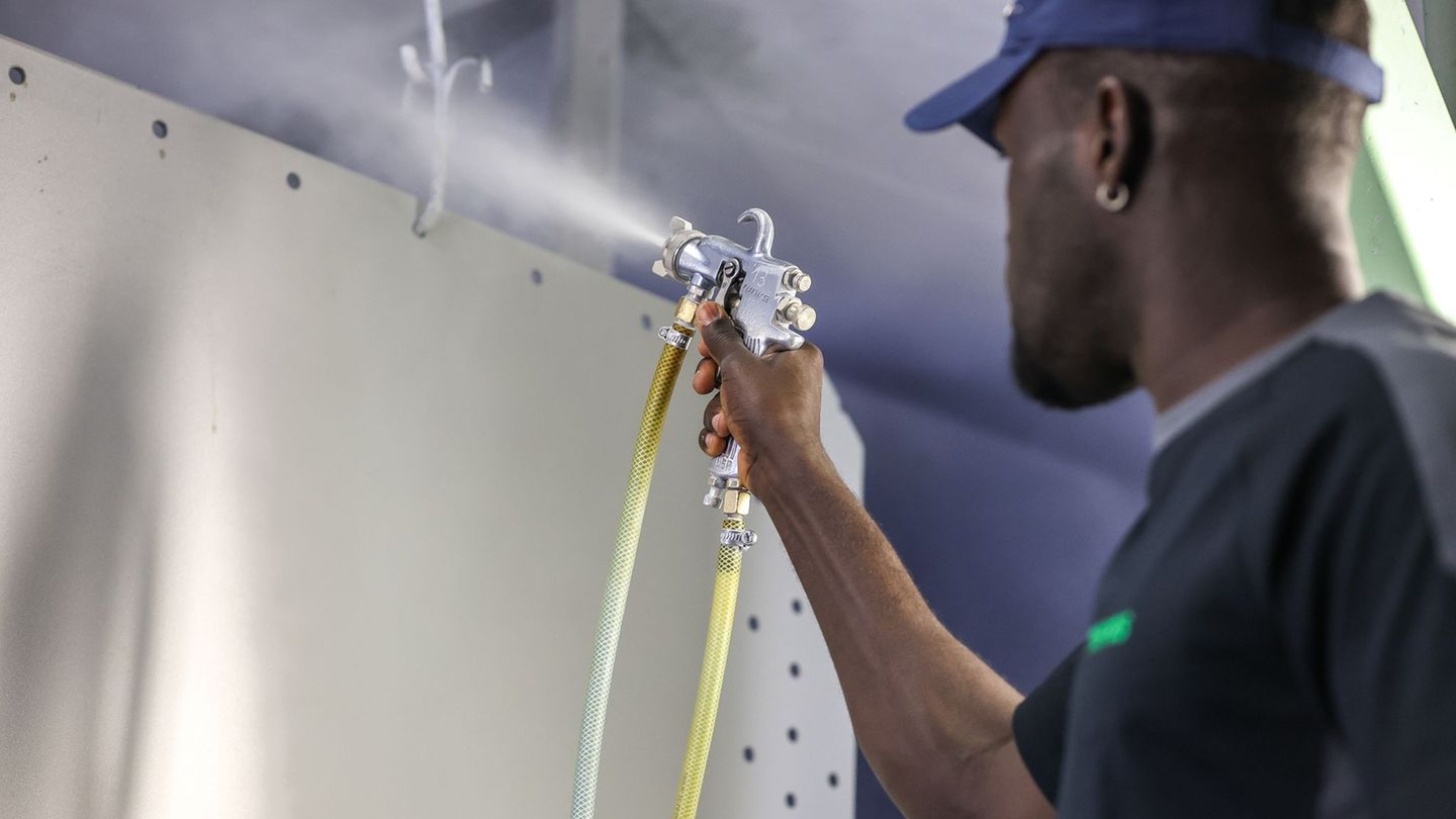 Ein Beschäftigrer aus Gambia in einer Firma in Deutschland. (Archivbild) Foto: Jan Woitas/dpa