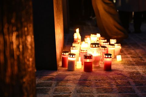 Kerzen stehen vor dem Holocaust-Denkmal für die ermordeten Juden Europas. Foto: Markus Lenhardt/dpa