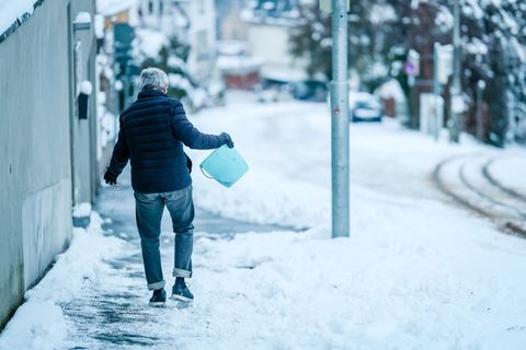 Bei dem Winterwetter ist Streuen angesagt. Foto: Christoph Schmidt/dpa