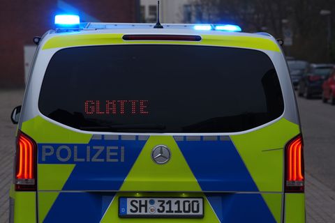 Die Polizei ist in der Früh und in der Nacht vereinzelt zu glättebedingten Unfällen ausgerückt. (Symbolbild) Foto: Marcus Brandt