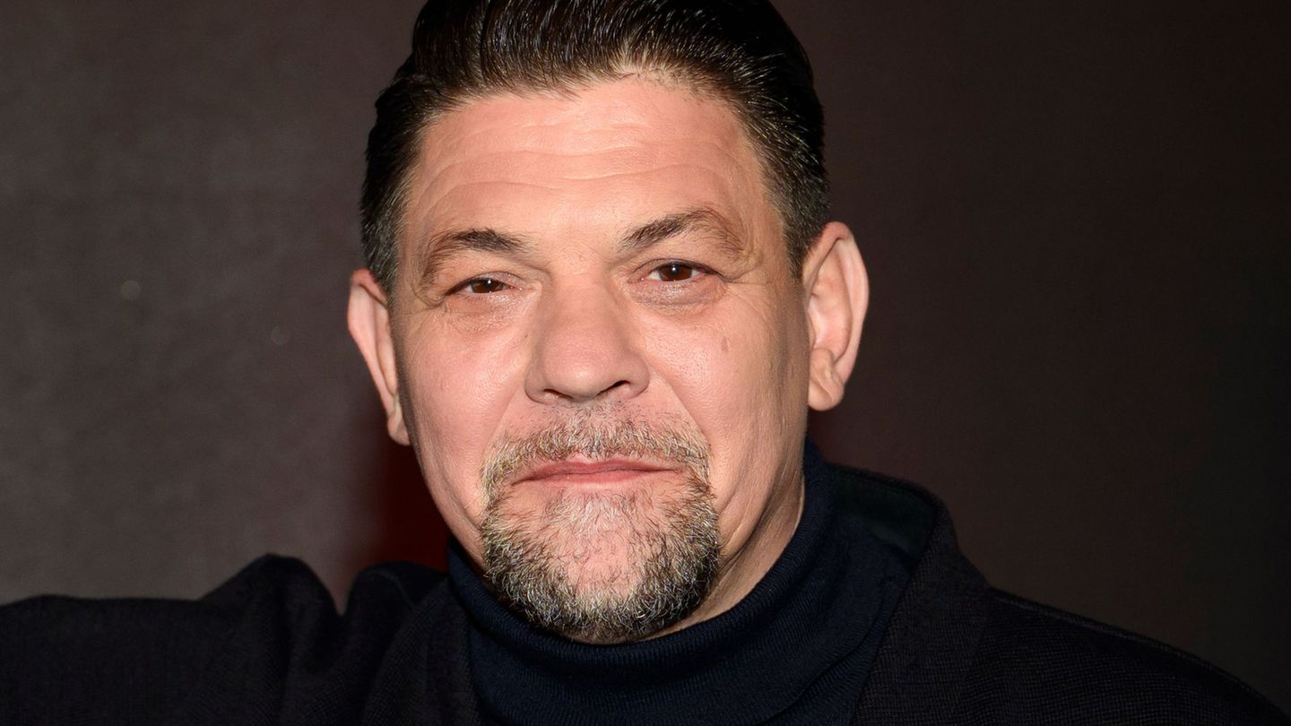 TV-Koch Tim Mälzer sorgt sich um die Zukunft seiner Kochshow "Kitchen Impossible". (Archivbild) Foto: Gregor Fischer/dpa