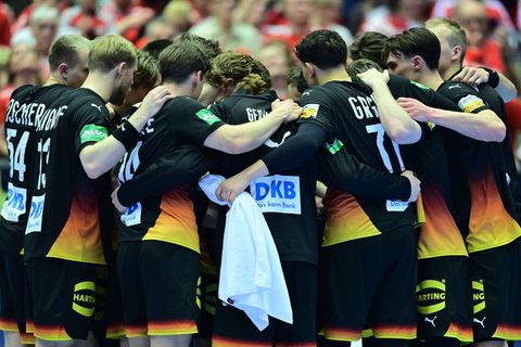 Die deutschen Handballer haben den Einzug ins EM-Halbfinale in den eigenen Händen. Foto: Sina Schuldt/dpa