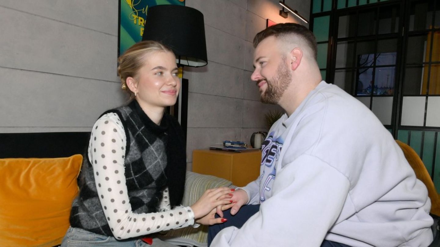 "GZSZ": Jonas (r.) versucht, Johanna bei ihren Plänen zu unterstützen.