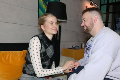 "GZSZ": Jonas (r.) versucht, Johanna bei ihren Plänen zu unterstützen.