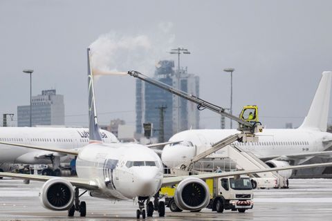 Ein Flugzeug wird am Flughafen Stuttgart vor dem Start enteist. (Archivbild) Foto: Marijan Murat/dpa