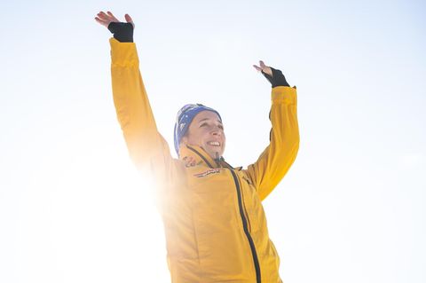 Franziska Preuß streckt die Hände in die Luft