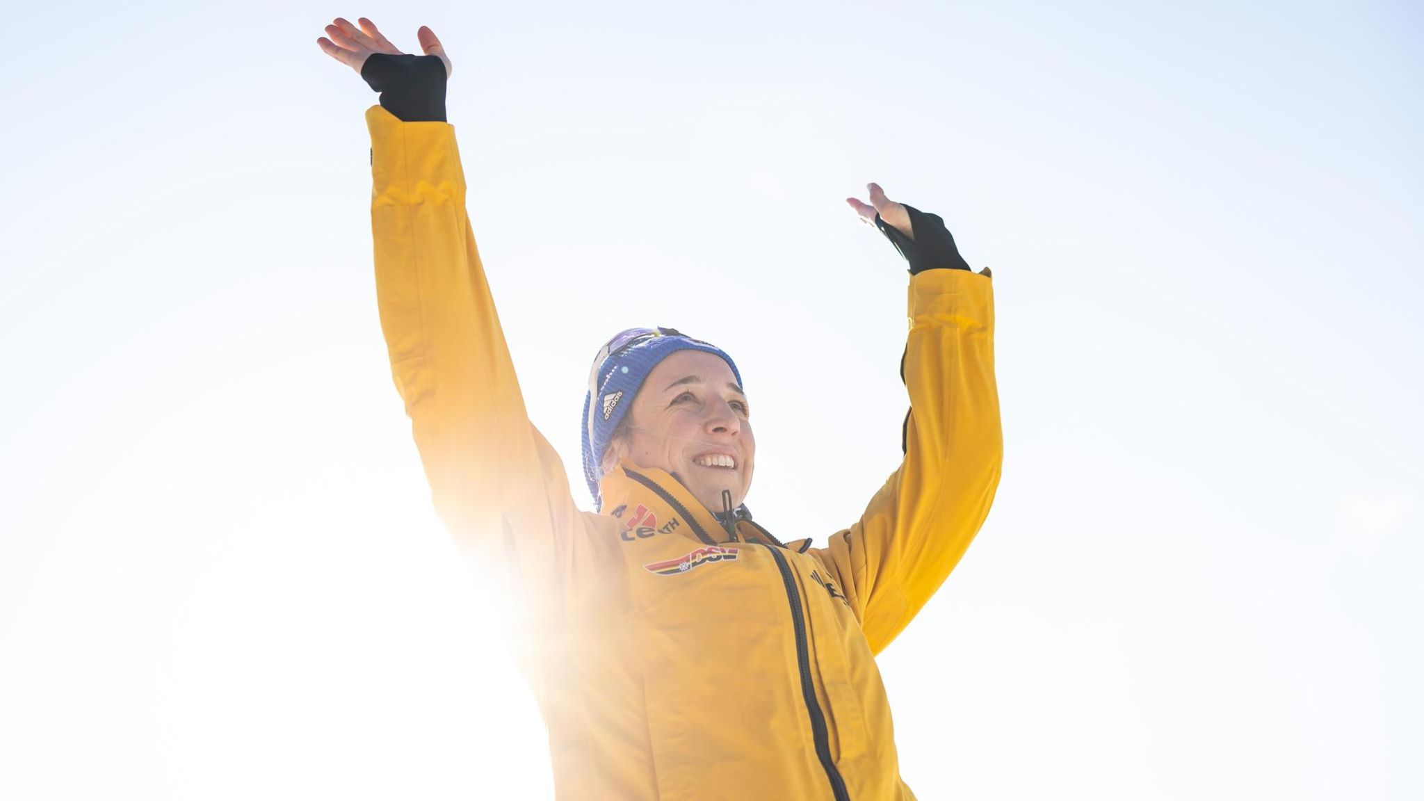 Franziska Preuß streckt die Hände in die Luft