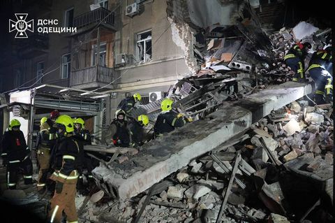 Rettungskräfte suchen in Odessa nach Verschütteten. Foto: Uncredited/Ukrainian Emergency Service/AP/dpa