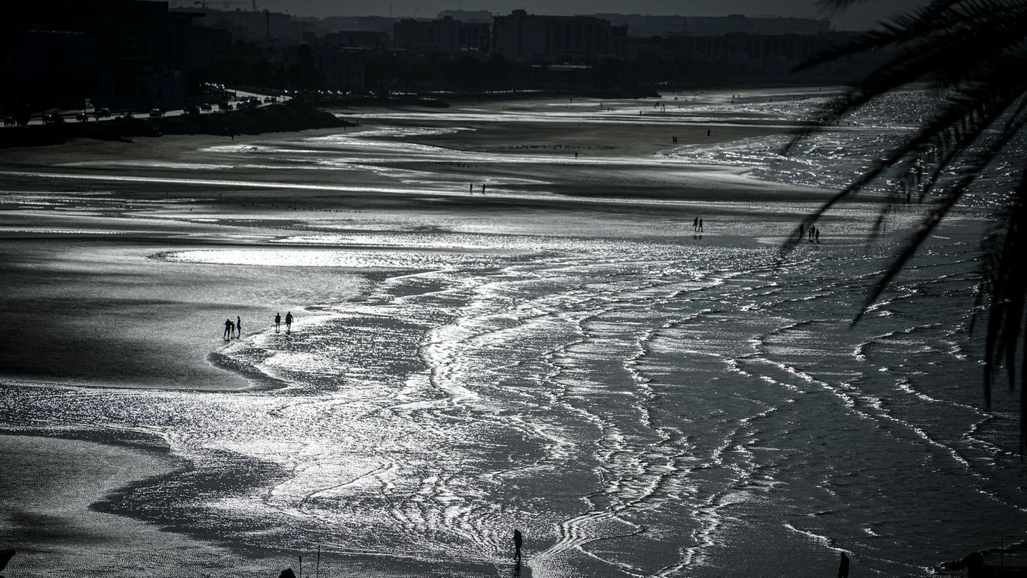 Nach dem Kentern eines Bootes im Oman sind drei französische Touristen gestorben. (Symbolbild) Foto: Kay Nietfeld/dpa