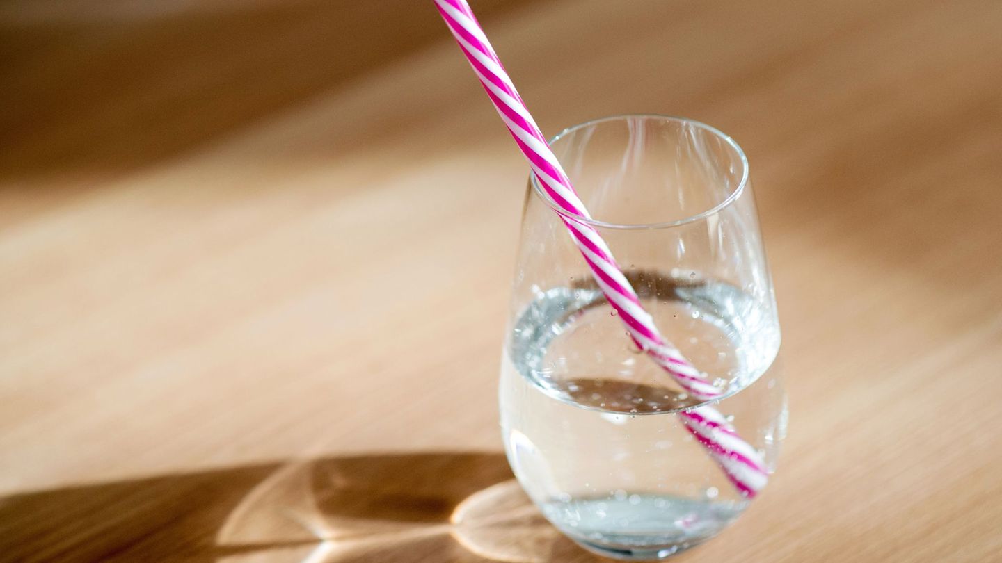 Der Pro-Kopf-Verbrauch in Deutschland liegt bei 128,8 Liter im Jahr. (Symbolbild) Foto: Hauke-Christian Dittrich/dpa/dpa-tmn