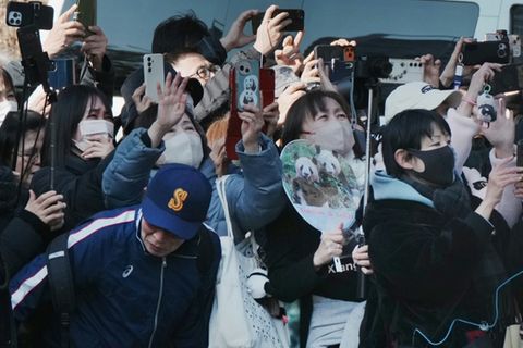 Fans vor dem Ueno-Zoo in Tokio
