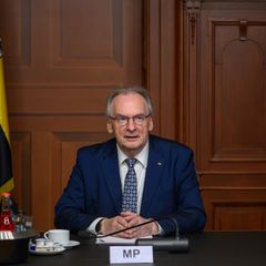 "Ich werde mich aber in das operative Geschäft nicht mehr hineinbegeben. Das ist jetzt Sache derjenigen, die dann auch die Veran