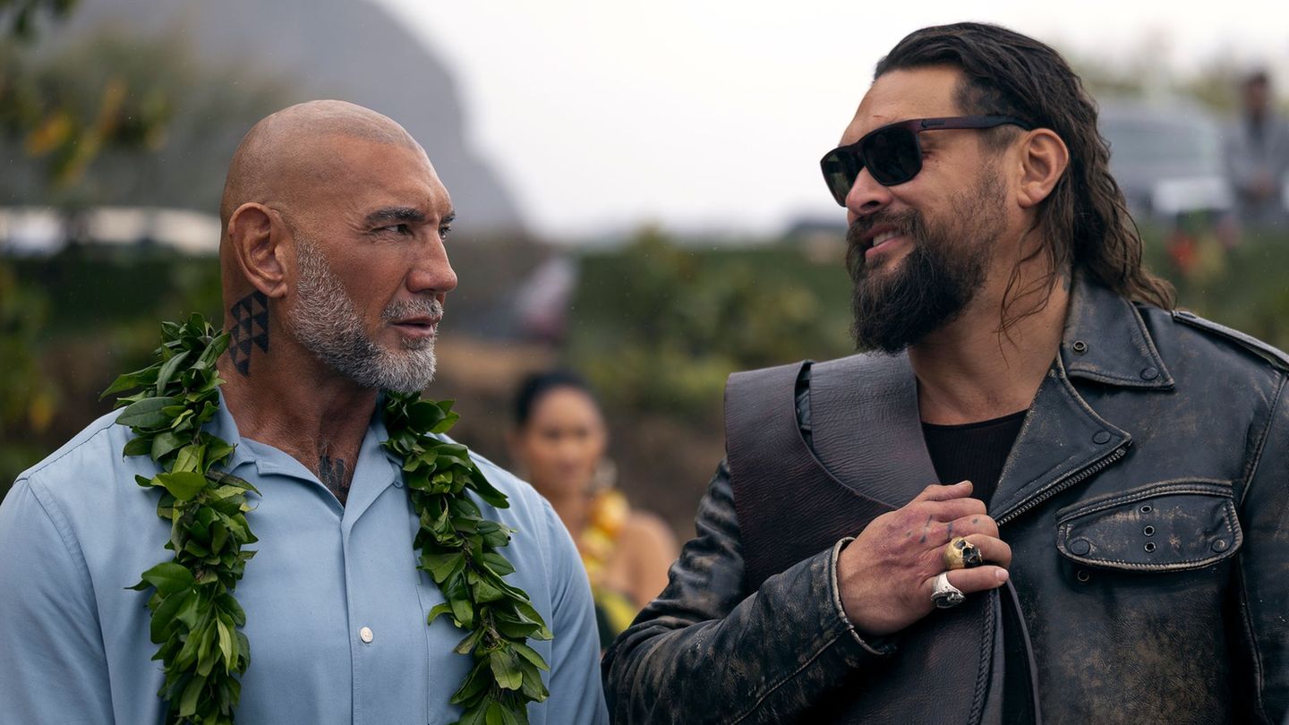 Dave Bautista (links) und Jason Momoa in einer Szene der Buddy-Komödie "The Wrecking Crew", die bei Prime Video zu sehen ist. (S