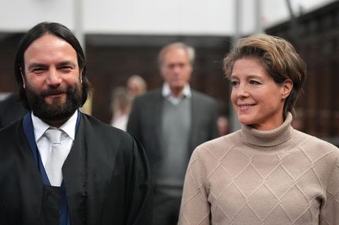 Ingo Bott und Christina Block lächeln vor Beginn von Prozesstag 33 im Gerichtssaal