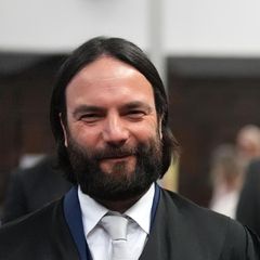 Ingo Bott und Christina Block lächeln vor Beginn von Prozesstag 33 im Gerichtssaal