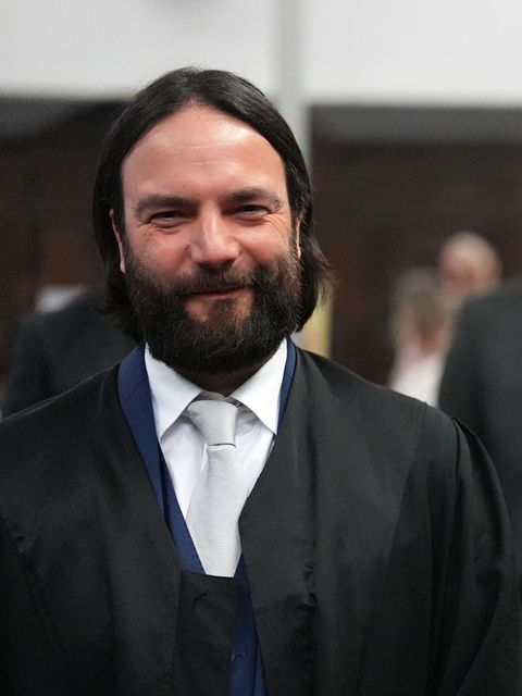 Ingo Bott und Christina Block lächeln vor Beginn von Prozesstag 33 im Gerichtssaal