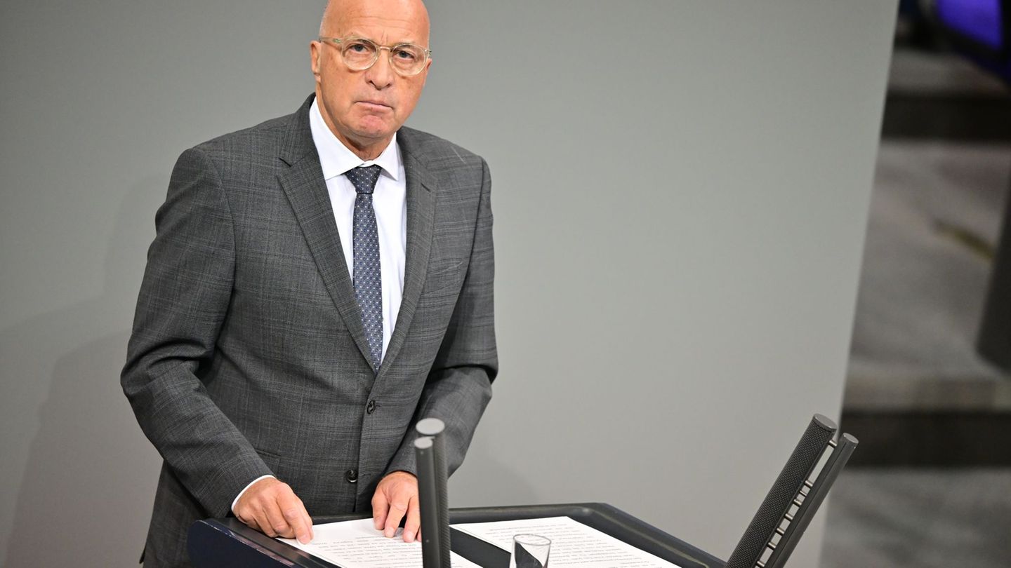 Der AfD-Politiker und ehemalige Bundeswehroffizier Rüdiger Lucassen fordert gemäß AfD-Grundsatzprogramm immer wieder eine Reakti