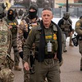 Der Leiter des Einsatzes in Minneapolis, wo ICE und Border Patrol mit 2000 Beamten vor Ort sind, ist Gregory Bovino, seit vielen Jahren im Dienst der Grenzpolizei. Er tritt provozierend auf, später wird er sich in einem Mantel zeigen, der Nazi-Assoziationen hervorruft