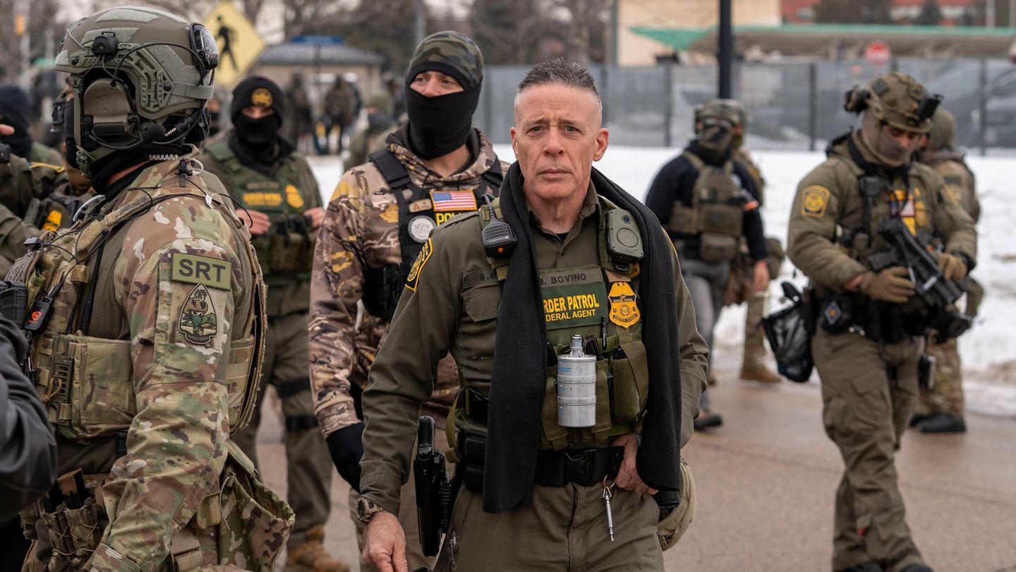 Der Leiter des Einsatzes in Minneapolis, wo ICE und Border Patrol mit 2000 Beamten vor Ort sind, ist Gregory Bovino, seit vielen Jahren im Dienst der Grenzpolizei. Er tritt provozierend auf, später wird er sich in einem Mantel zeigen, der Nazi-Assoziationen hervorruft