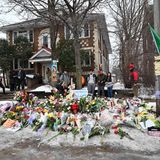 An der Stelle in der Portland Avenue, an der das Auto von Renée Goods nach den Schüssen zum Stehen kam, haben die Menschen Blumen niedergelegt. Der Vorfall wurde dadurch verschlimmert, dass etwa Heimatschutzministerin Kristi Noem, die für die Razzien politisch verantwortlich ist, die tödlichen Schüsse verteidigte