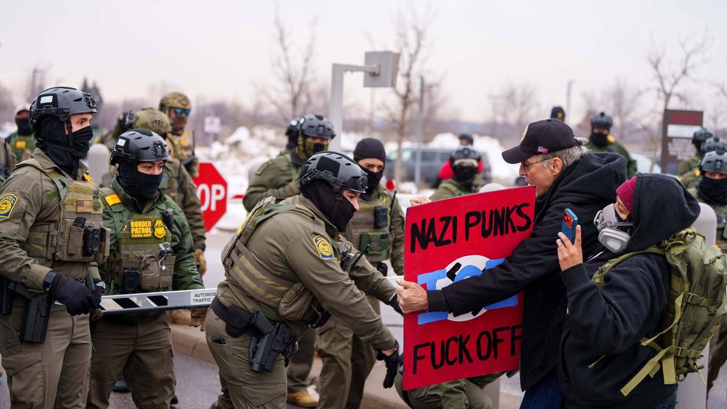 In den Tagen nach den tödlichen Schüssen auf Renée Goods werden die Proteste gegen das Vorgehen der ICE-Beamten schärfer: Frei nach der großen Punkband "Dead Kennedys" heißt es jetzt: "Nazi Punks Fuck Off"