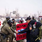 In den Tagen nach den tödlichen Schüssen auf Renée Goods werden die Proteste gegen das Vorgehen der ICE-Beamten schärfer: Frei nach der großen Punkband "Dead Kennedys" heißt es jetzt: "Nazi Punks Fuck Off"