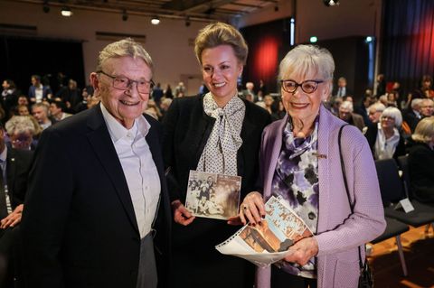 NRW-Kulturministerin Ina Brandes (Mitte) mit den Holocaust-Überlebenden Eva Weyl und Wolfgang Polak. Die beiden Zeitzeugen haben