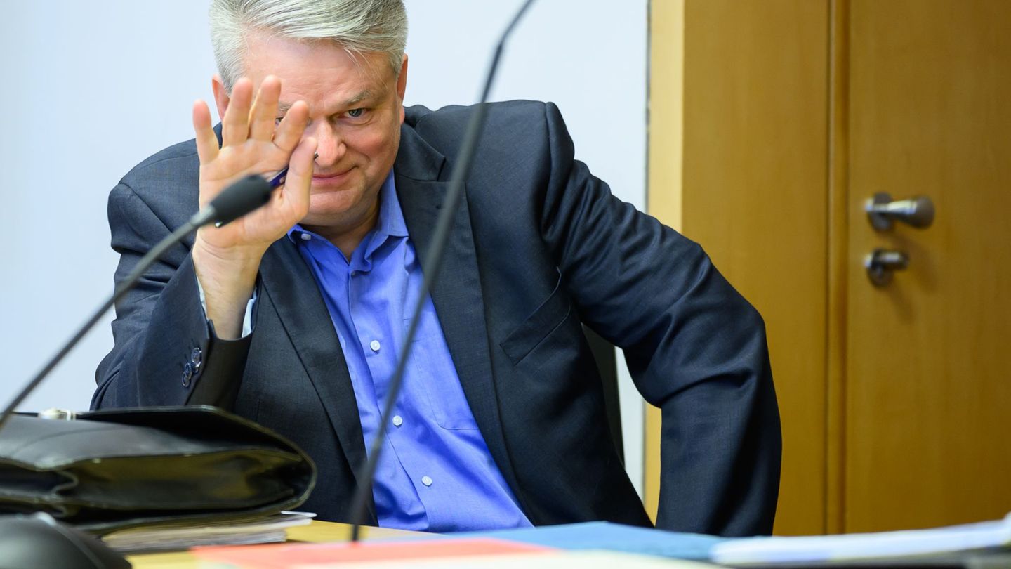 Vor Gericht: Hitlergruß auf Plakat? Prozessbeginn gegen AfD-Abgeordneten