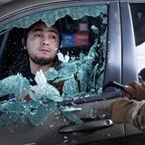 Wie brutal die ICE-Beamten vorgehen, zeigt diese Szene: Ein Polizist zerschlägt die Fensterscheibe des Autos, danach wird der Mann aus dem Auto gezerrt. Ein Vorgehen, das häufiger vorkommt. Der Mann konnte sich nicht ausweisen