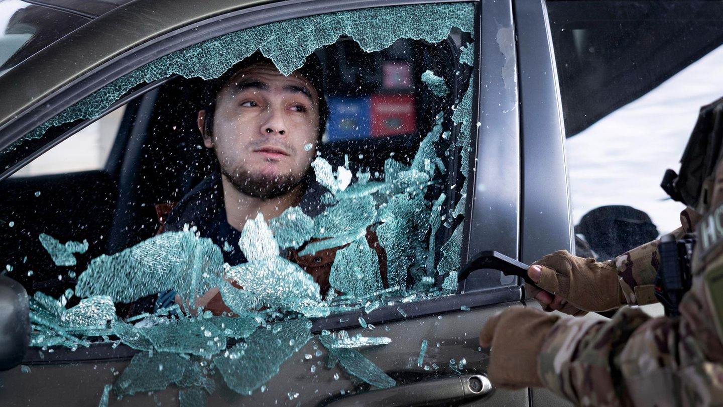 Wie brutal die ICE-Beamten vorgehen, zeigt diese Szene: Ein Polizist zerschlägt die Fensterscheibe des Autos, danach wird der Mann aus dem Auto gezerrt. Ein Vorgehen, das häufiger vorkommt. Der Mann konnte sich nicht ausweisen