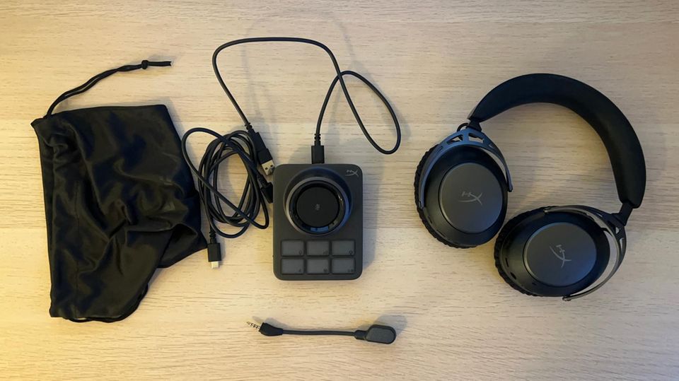 Der Lieferumfang des HyperX Cloud Alpha 2 liegt auf dem Schreibtisch
