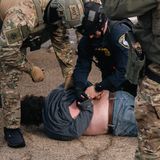 Bei den Protesten werden zahlreiche Menschen robust in Gewahrsam genommen